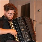 Maestro di musica, Laureato. Lezioni di fisarmonica, solfeggio, analisi e armonia